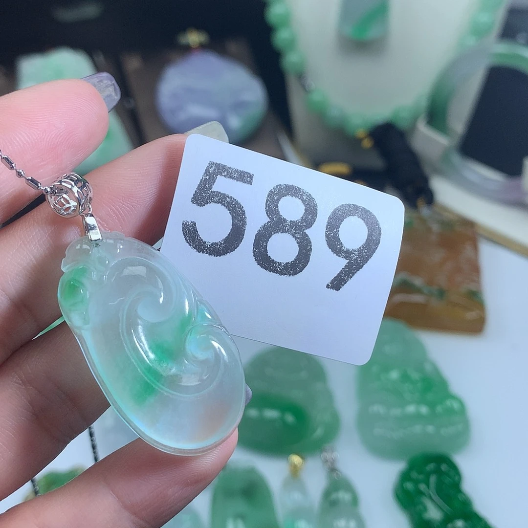 翡翠未镶嵌吊坠(赠链)
