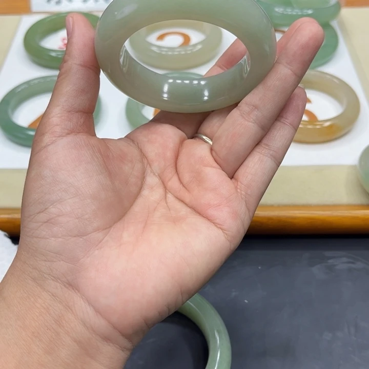 未镶嵌手镯石英质玉以**?