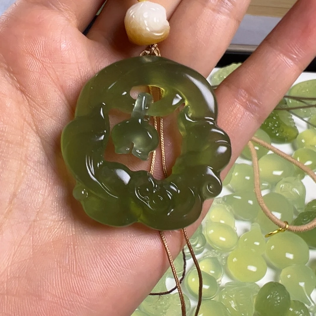 多***多蛇纹石玉未镶嵌颈饰