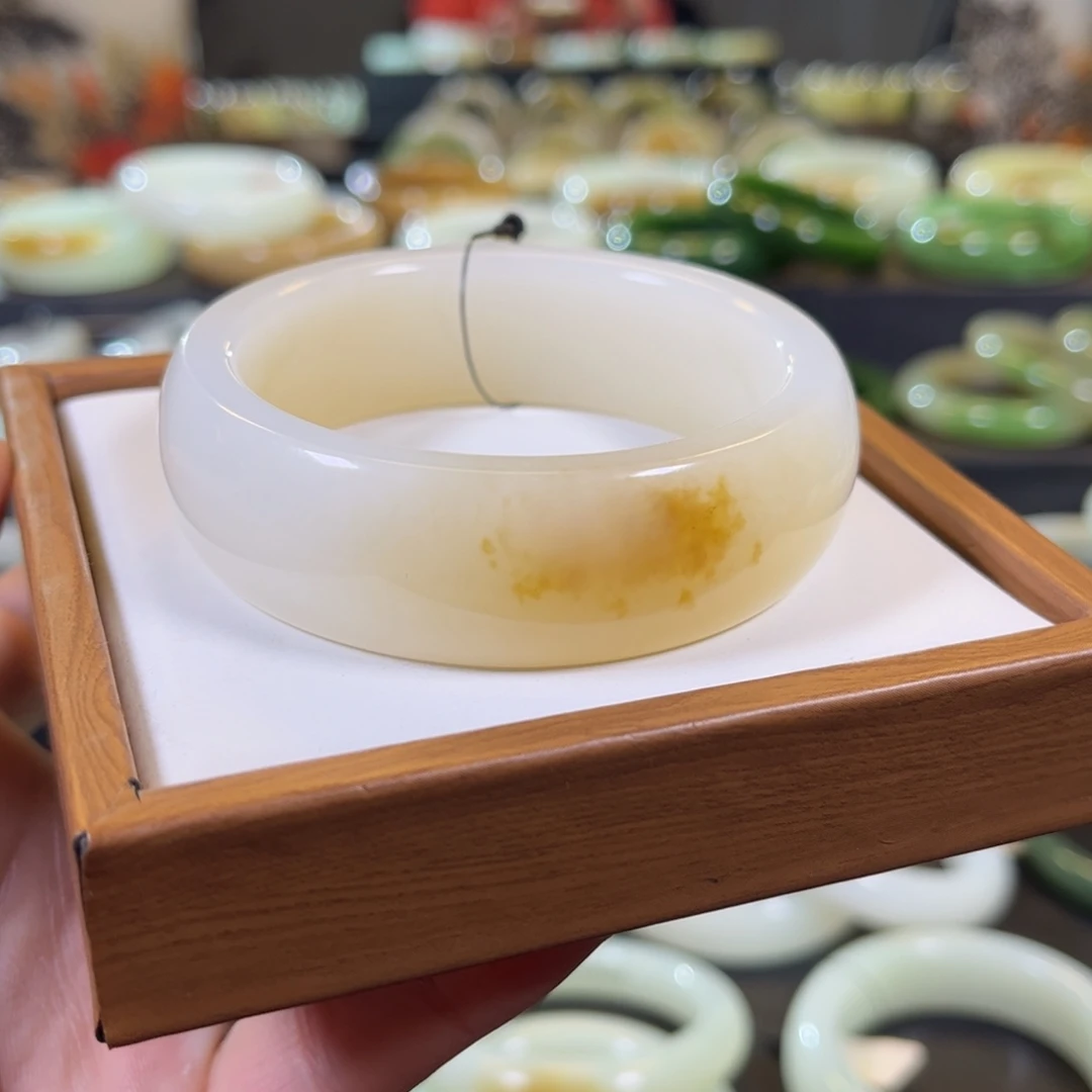 和田玉未镶嵌手镯金山糖