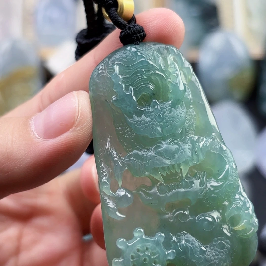 翡翠未镶嵌颈饰龙