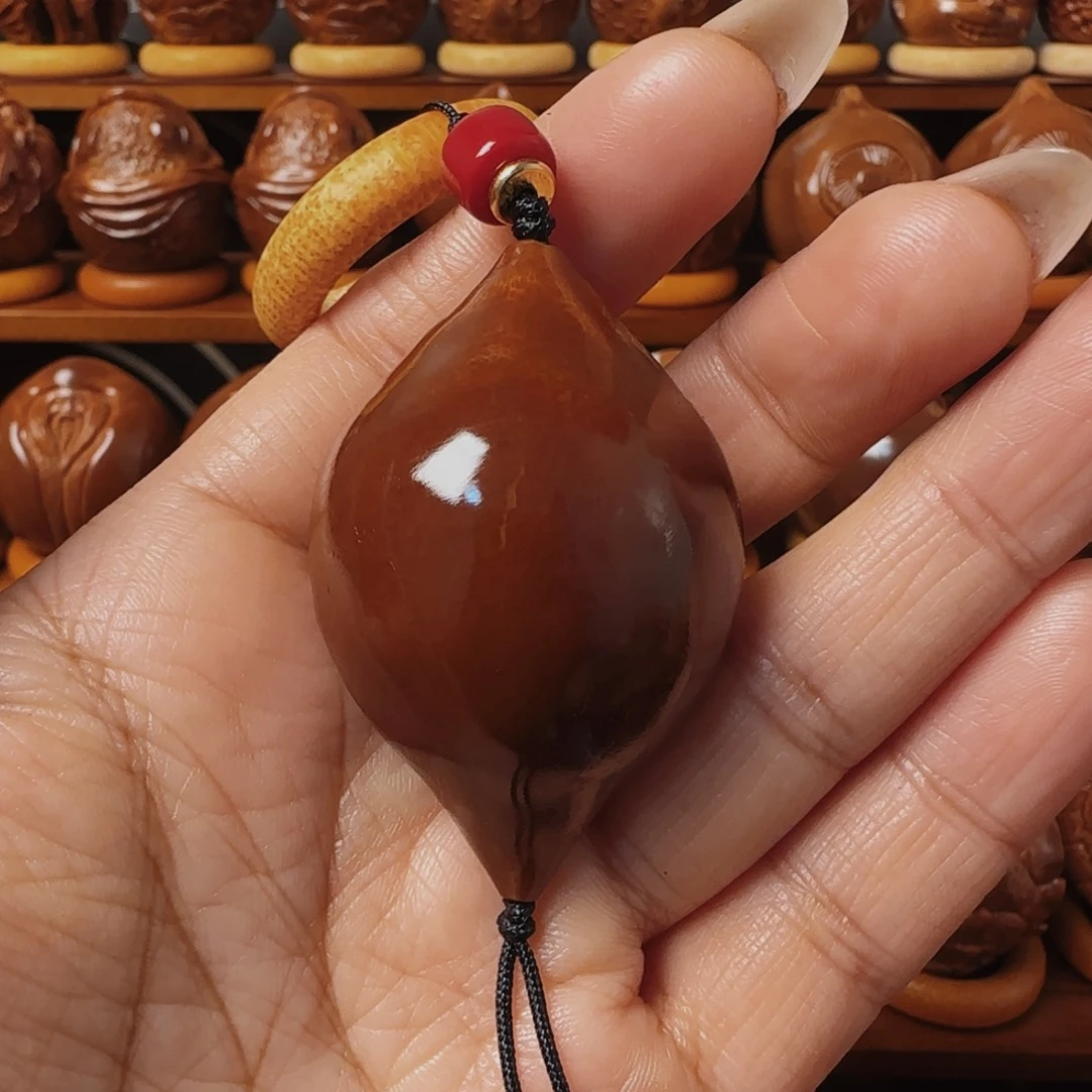 橄榄核把件鄧玉华单面手把件35