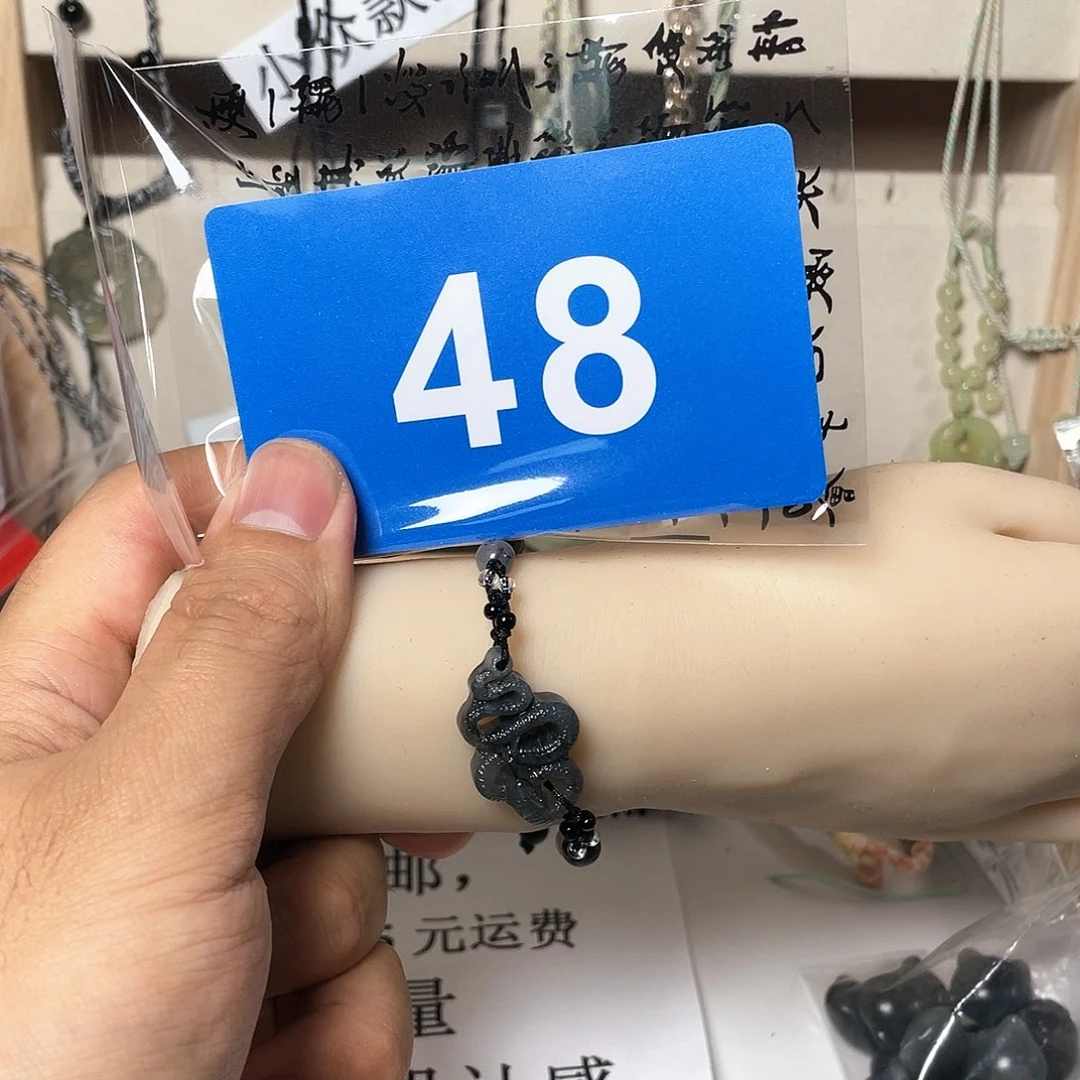 蛇纹石玉颈饰合金