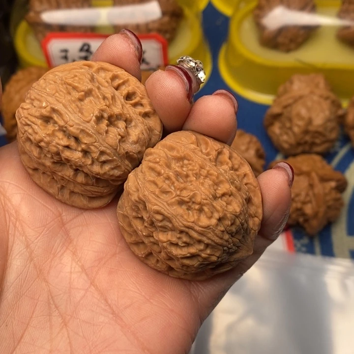 潇***雨桃核吊坠绣球核桃