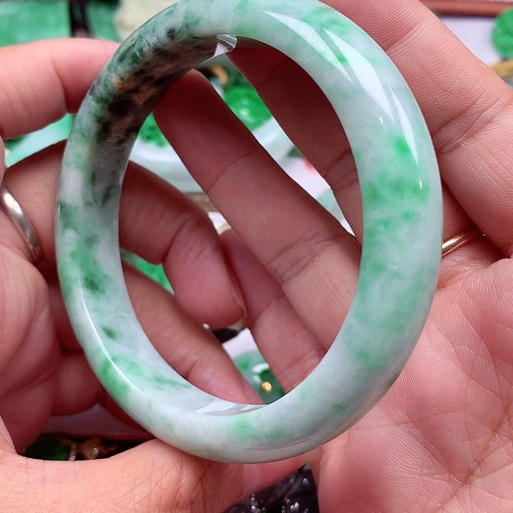 翡翠手镯未镶嵌翡翠