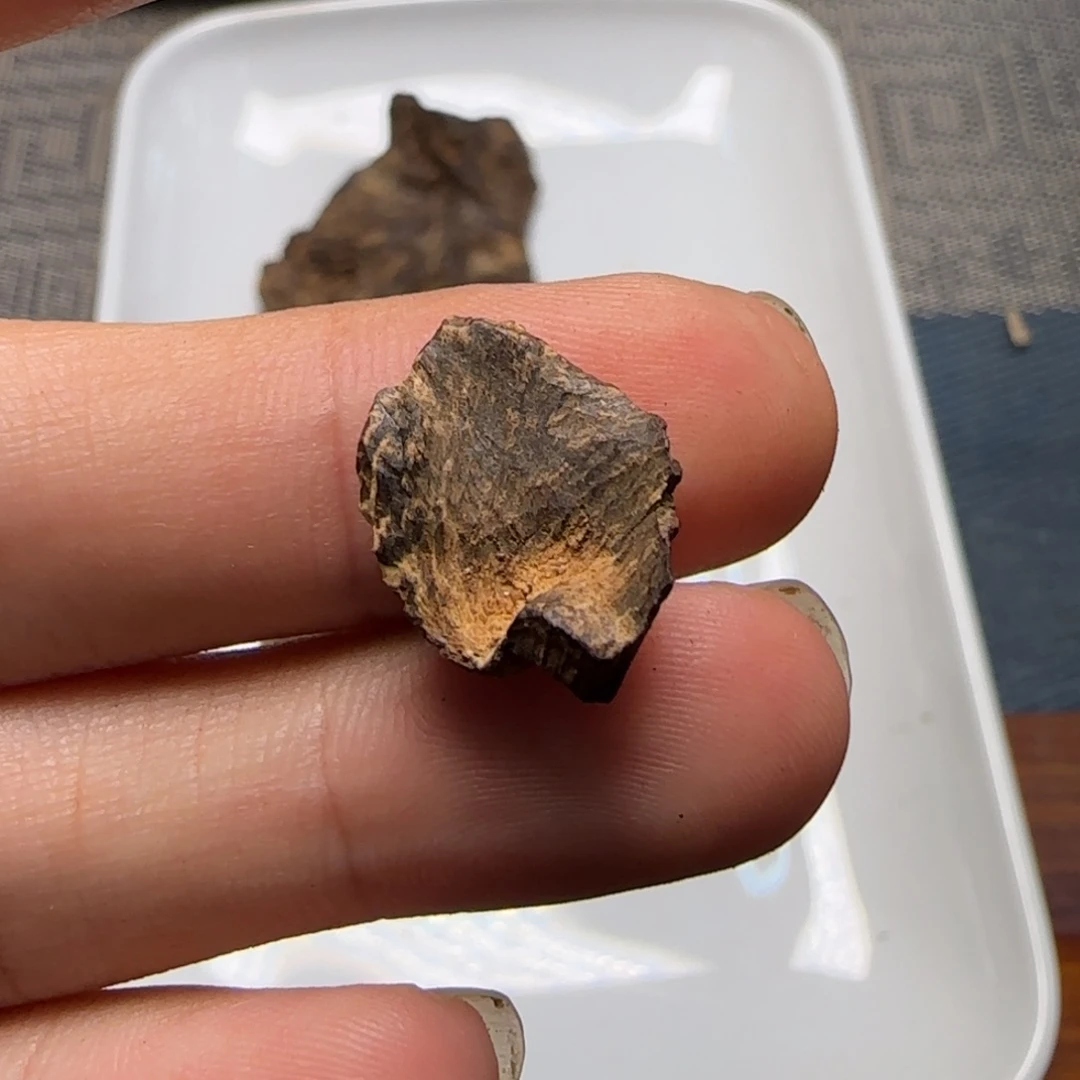 沉香碎屑沉香八十年代沉水包头0.4克