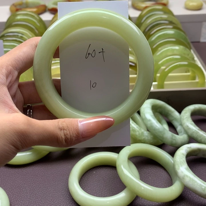 天****未镶嵌蛇纹石玉手镯