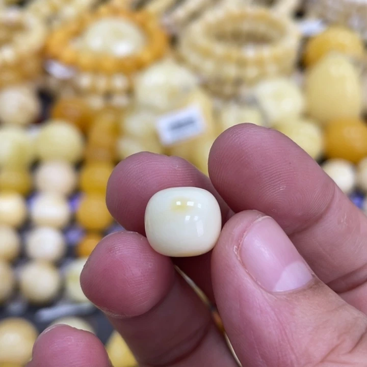 蜜蜡未镶嵌裸石11.5*10.2mm瓷白