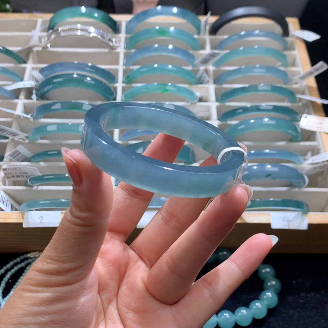 蓝****翡翠未镶嵌手镯冰蓝