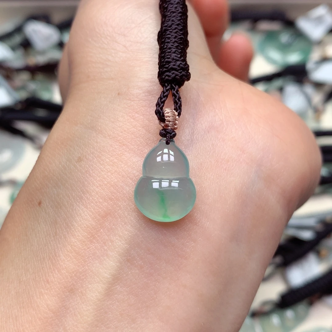 翡翠未镶嵌颈饰葫芦