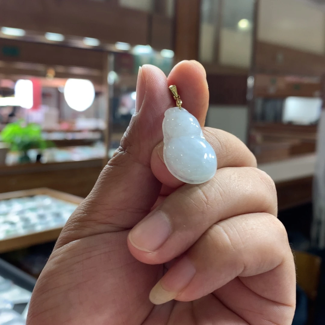 翡翠未镶嵌颈饰葫芦