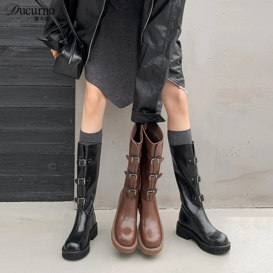 DUCURNO帅气皮带扣真皮骑士靴女2026新款复古棕色圆头粗跟中筒靴