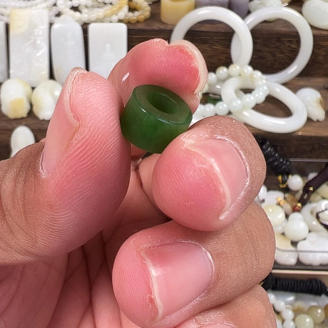 ****妮和田玉未镶嵌颈饰