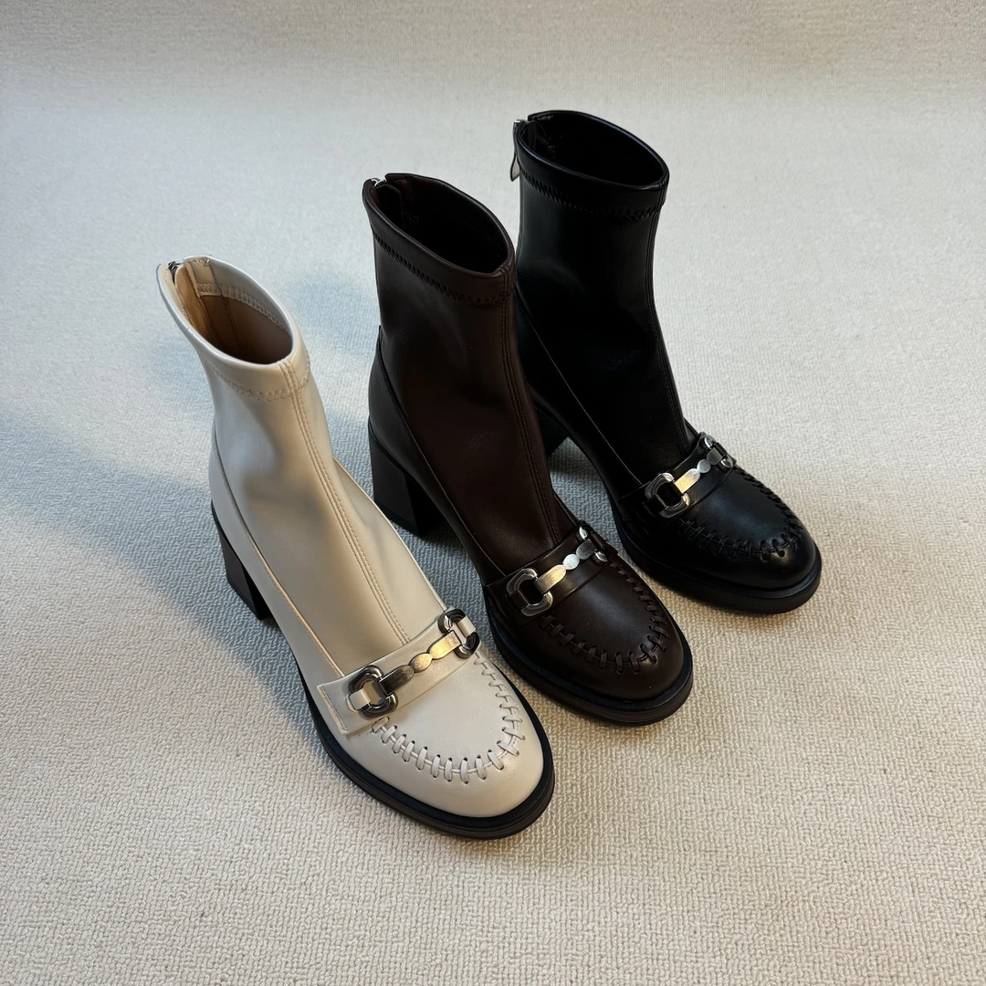 六也「小众金属扣」静音高跟圆头后拉链增高显瘦粗跟弹力短靴L915