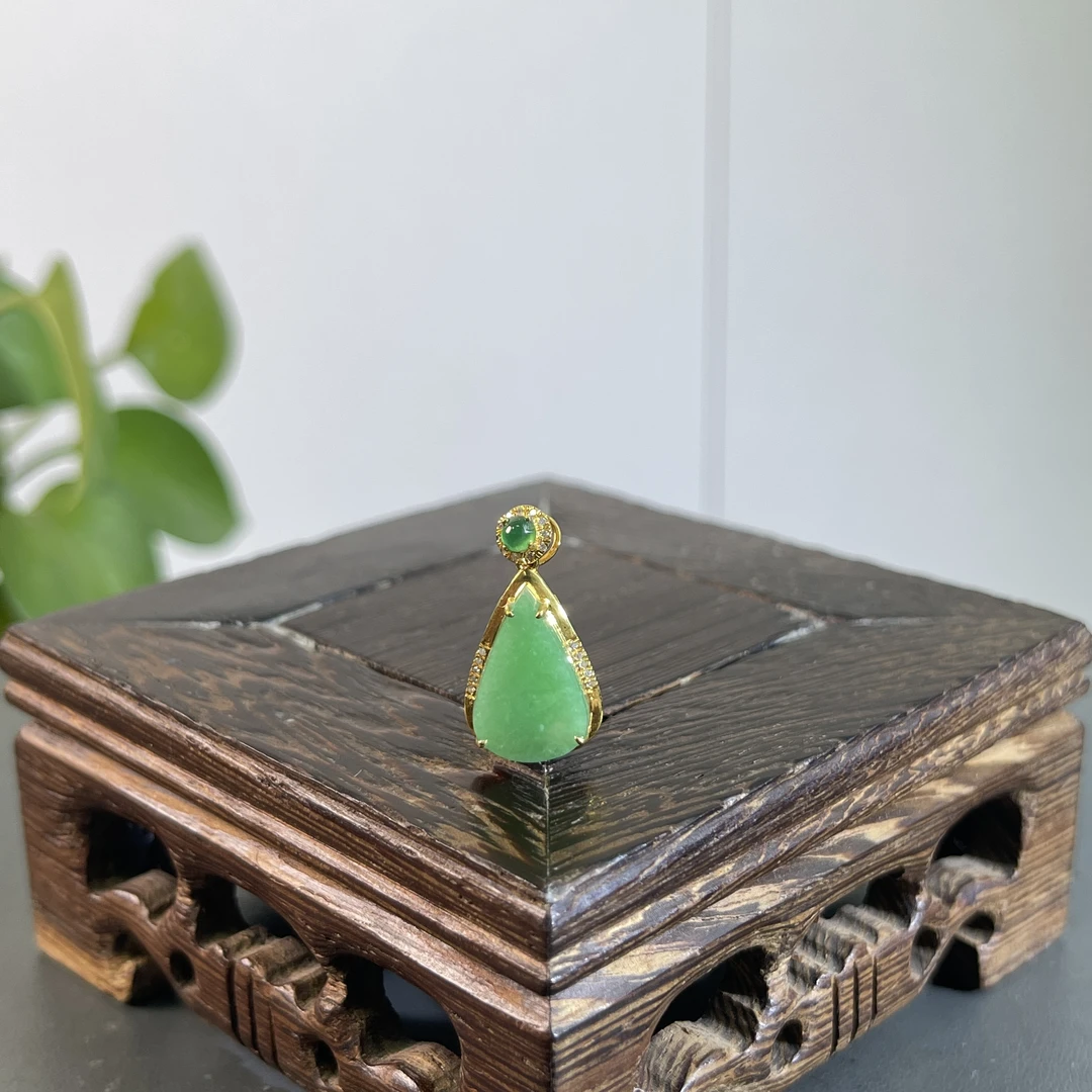 JYA05-147  天然缅甸A货翡翠 18K含钻镶嵌吊坠