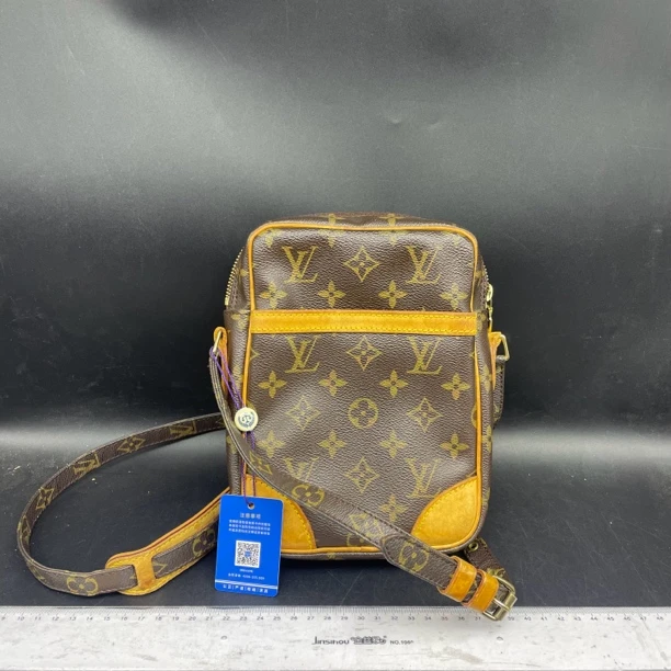95新 LouisVuitton/路易威登 相机斜挎包/14256