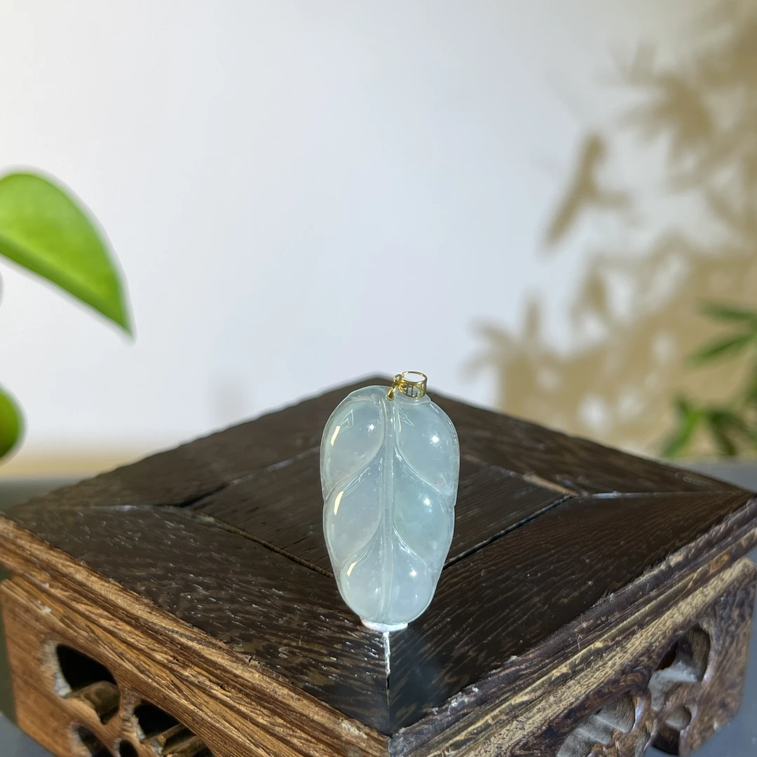 JXB18-203  天然缅甸A货翡翠  18K扣头金枝玉叶