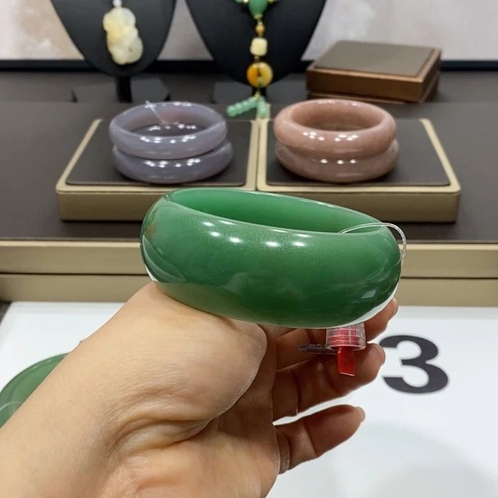 东陵石颈饰未镶嵌白***光