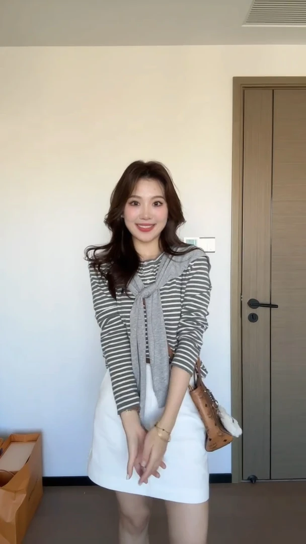 2025秋季新款韩系松弛感穿搭披肩针织条纹开衫女搭配半身裙三件套