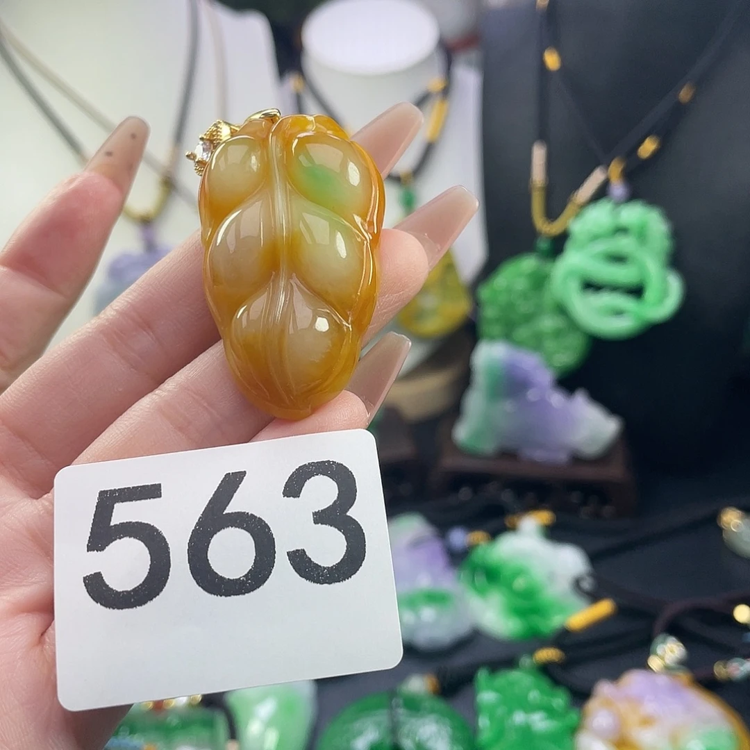 翡翠未镶嵌吊坠(赠链)