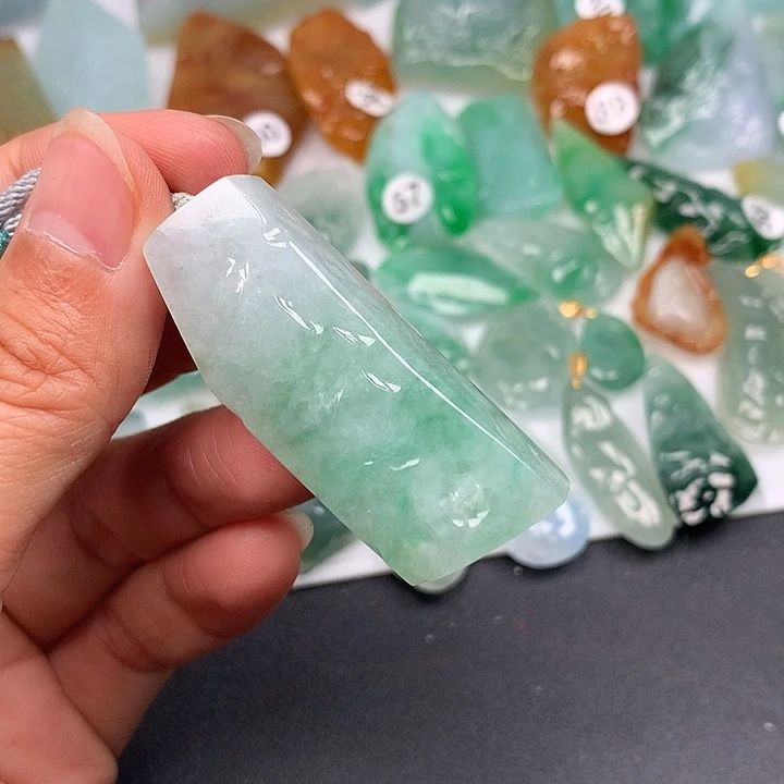 翡翠未镶嵌颈饰随型