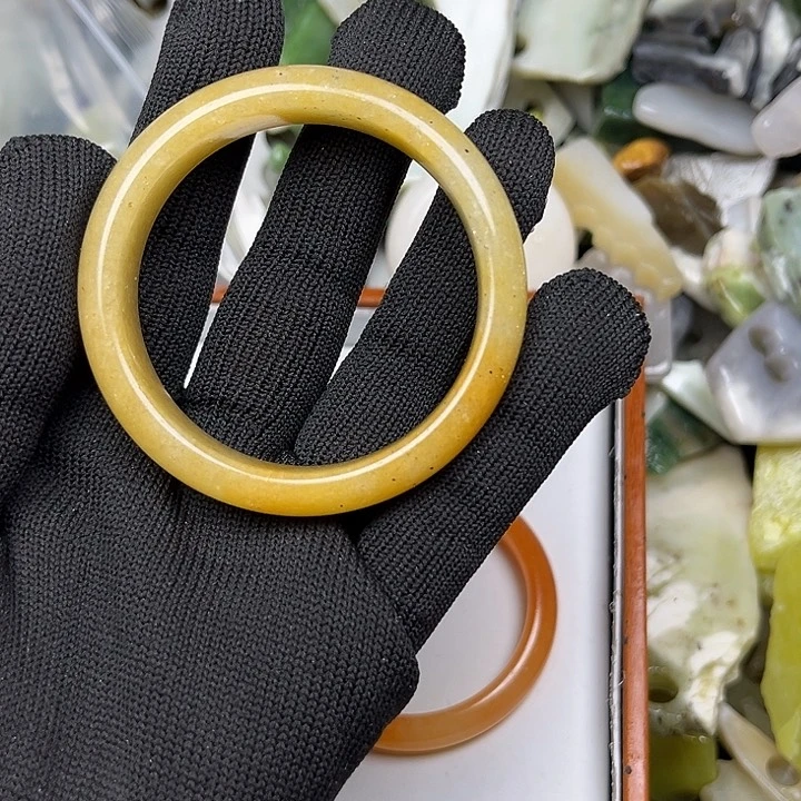 未镶嵌和田玉（糖玉）珠宝奇石上*厨