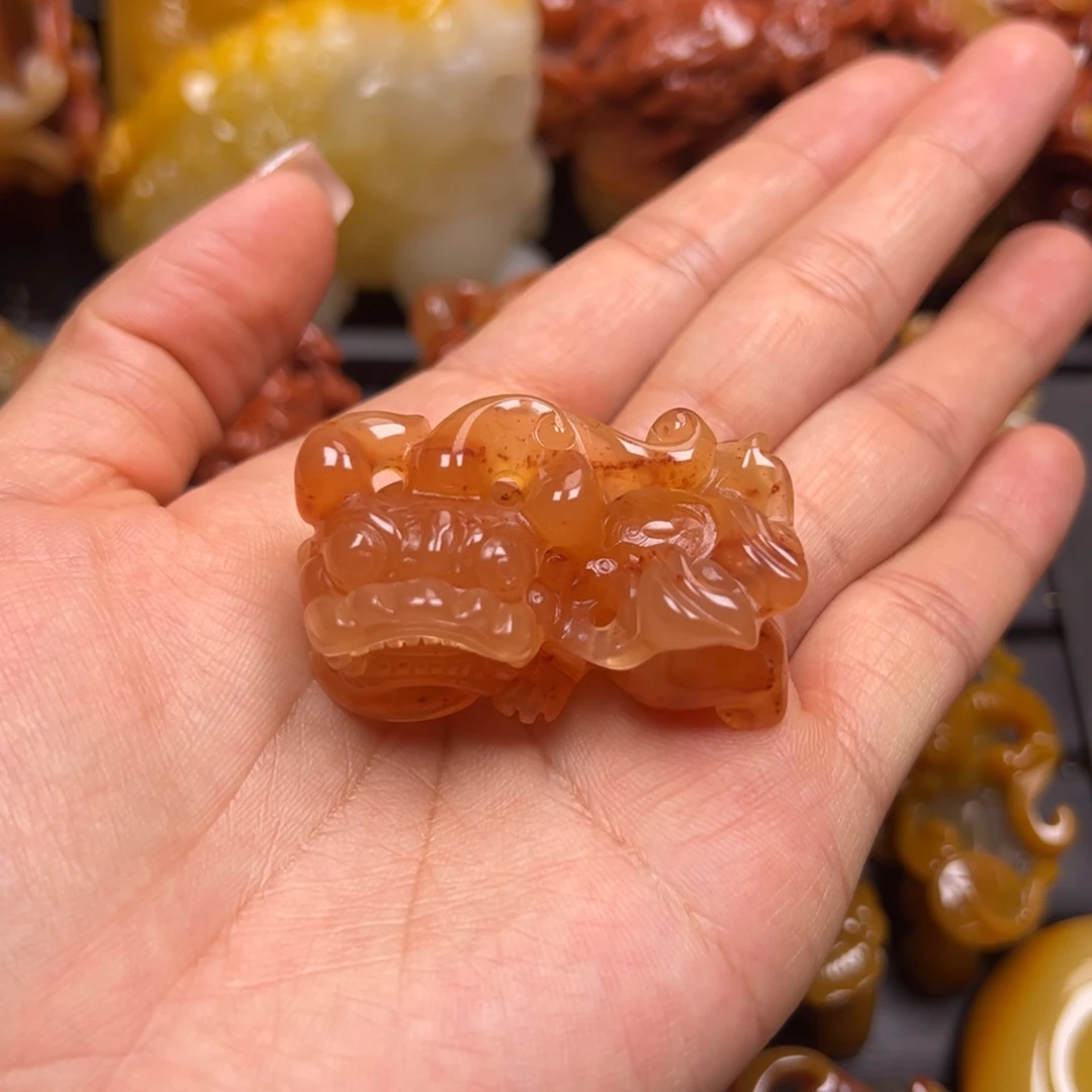 李****石英质玉（黄龙玉）未镶嵌颈饰