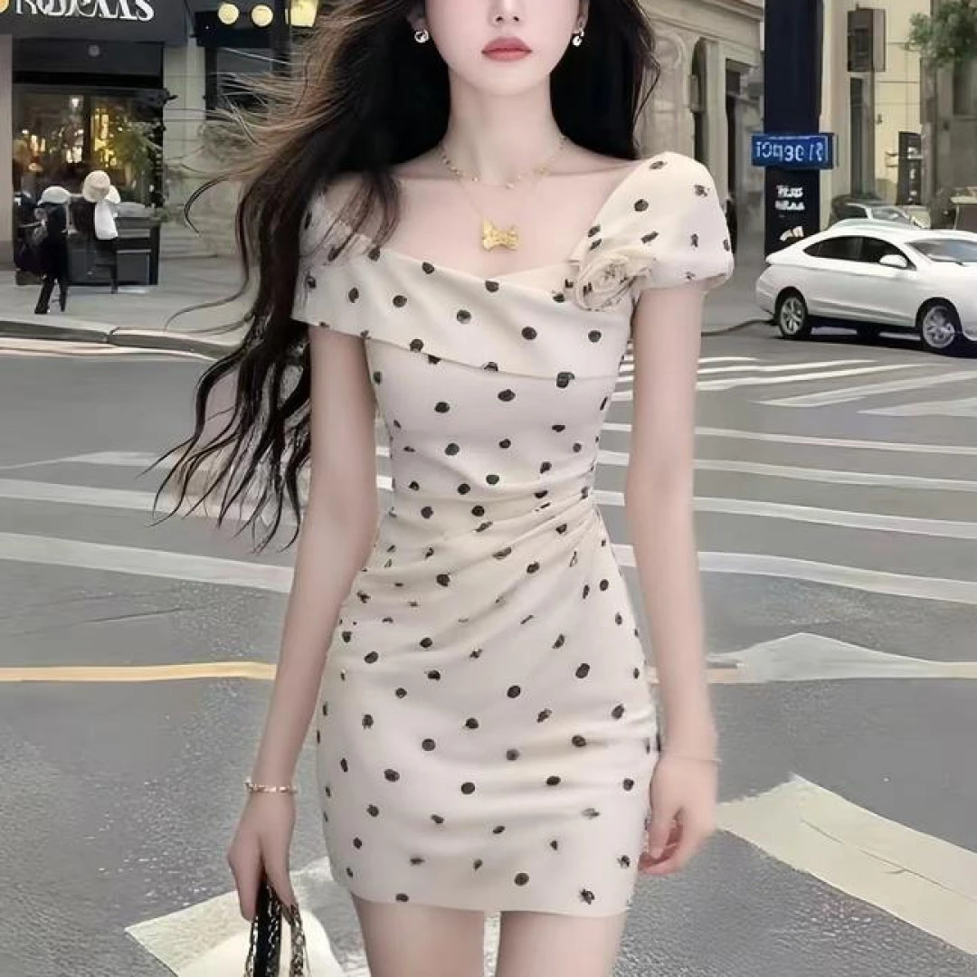 小个子温柔纯欲风不规则修身波点收腰包臀设计感连衣裙女时尚短裙