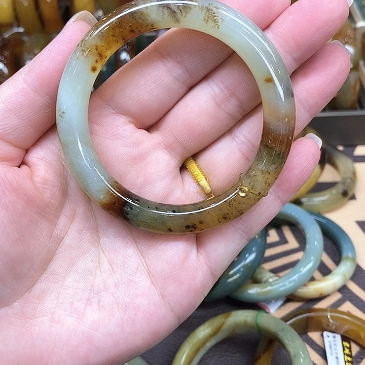 未镶嵌透闪石-蛇纹石玉手镯