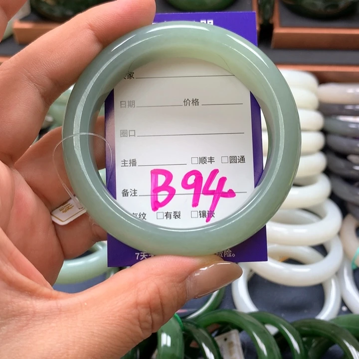 【闪购商品】未镶嵌手镯和田玉四****妈