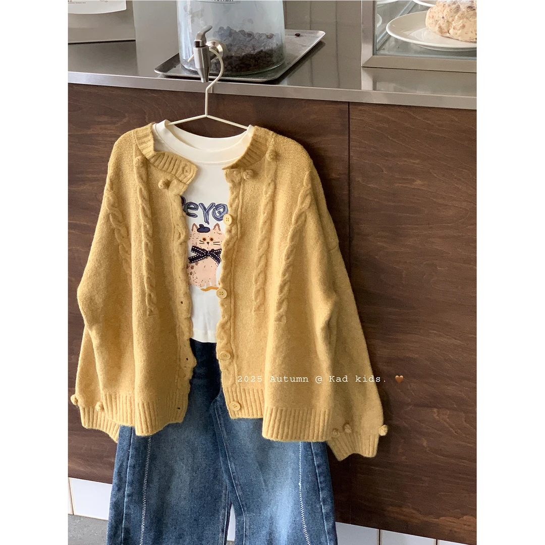V5195-黄色麻花纹开衫+V5181-蝴蝶结小猫卡通T+V5162-拼色牛仔裤