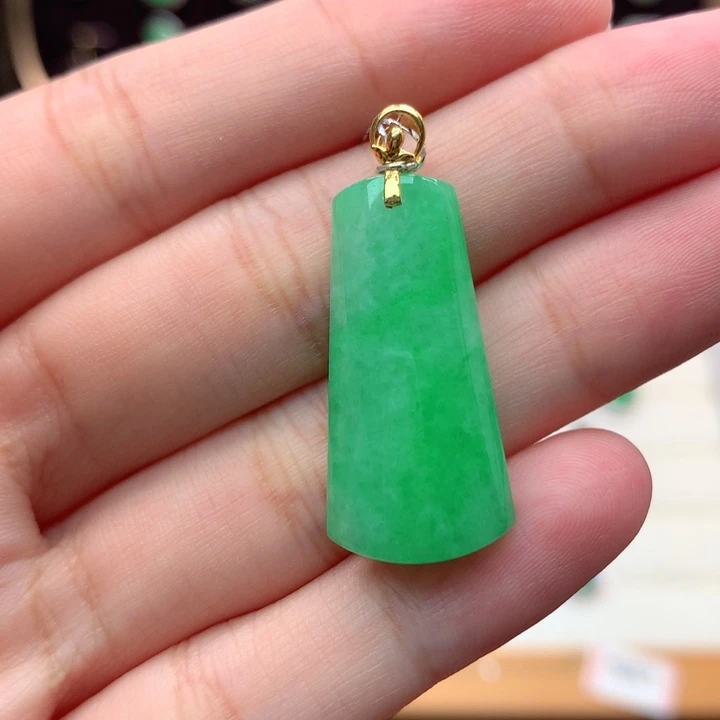 翡翠18K金镶嵌颈饰翡翠