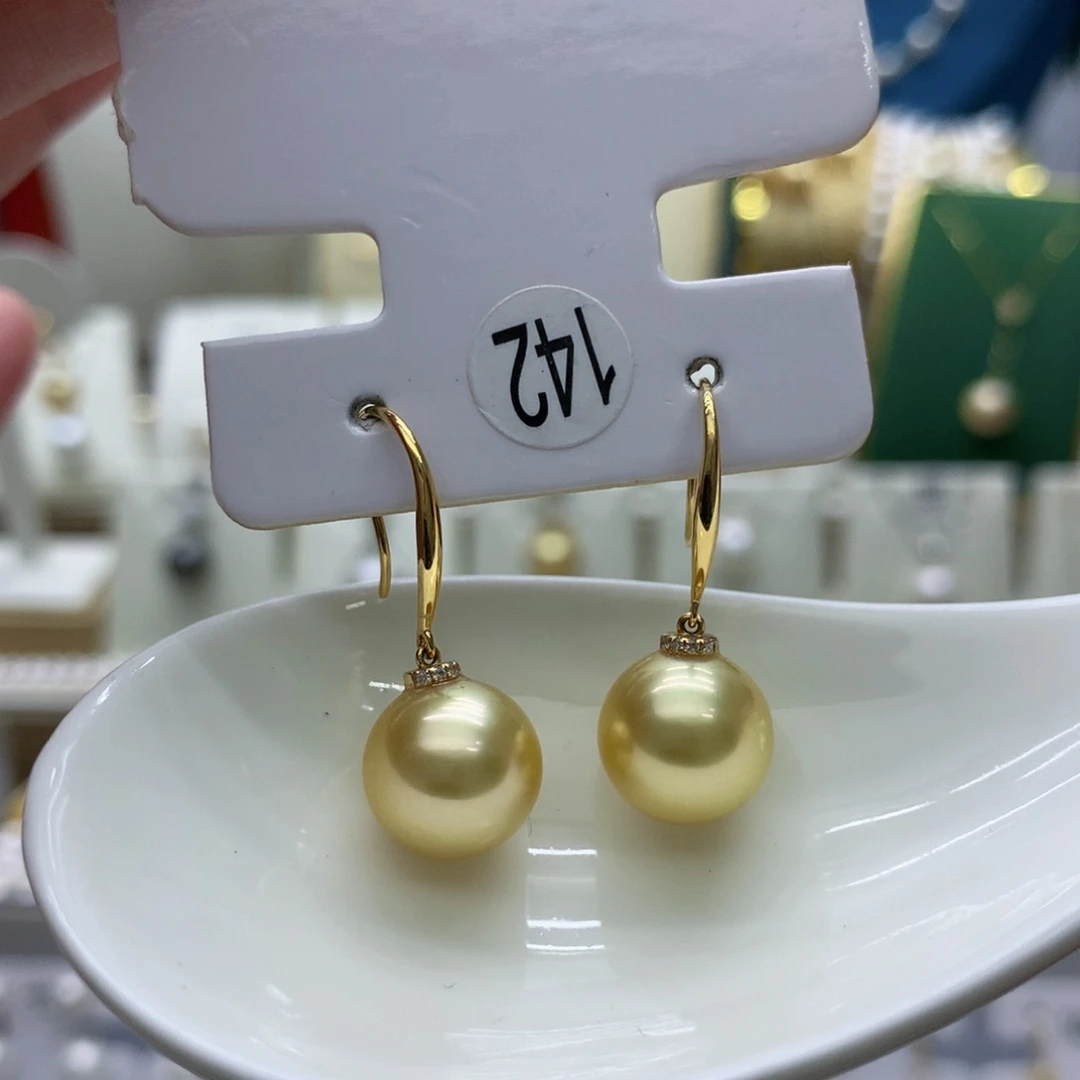 18K金镶嵌海水珍珠耳饰
