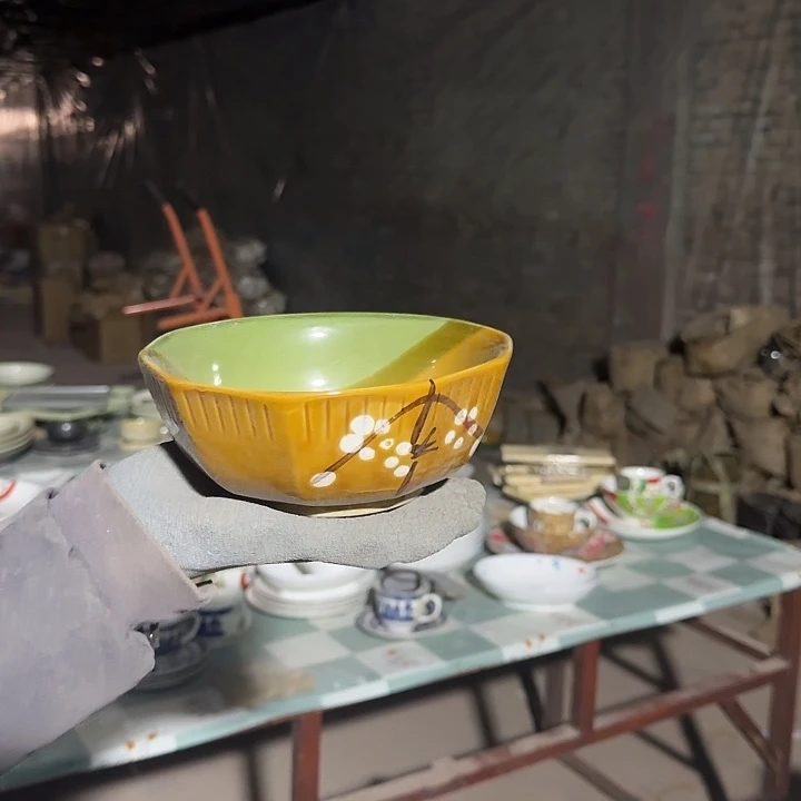 杏梅17厘米荷口陶瓷碗