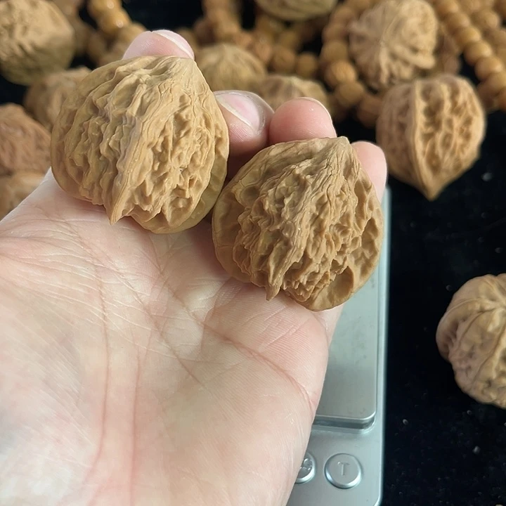 文玩核桃把件39左右微微色差灯笼，编号049