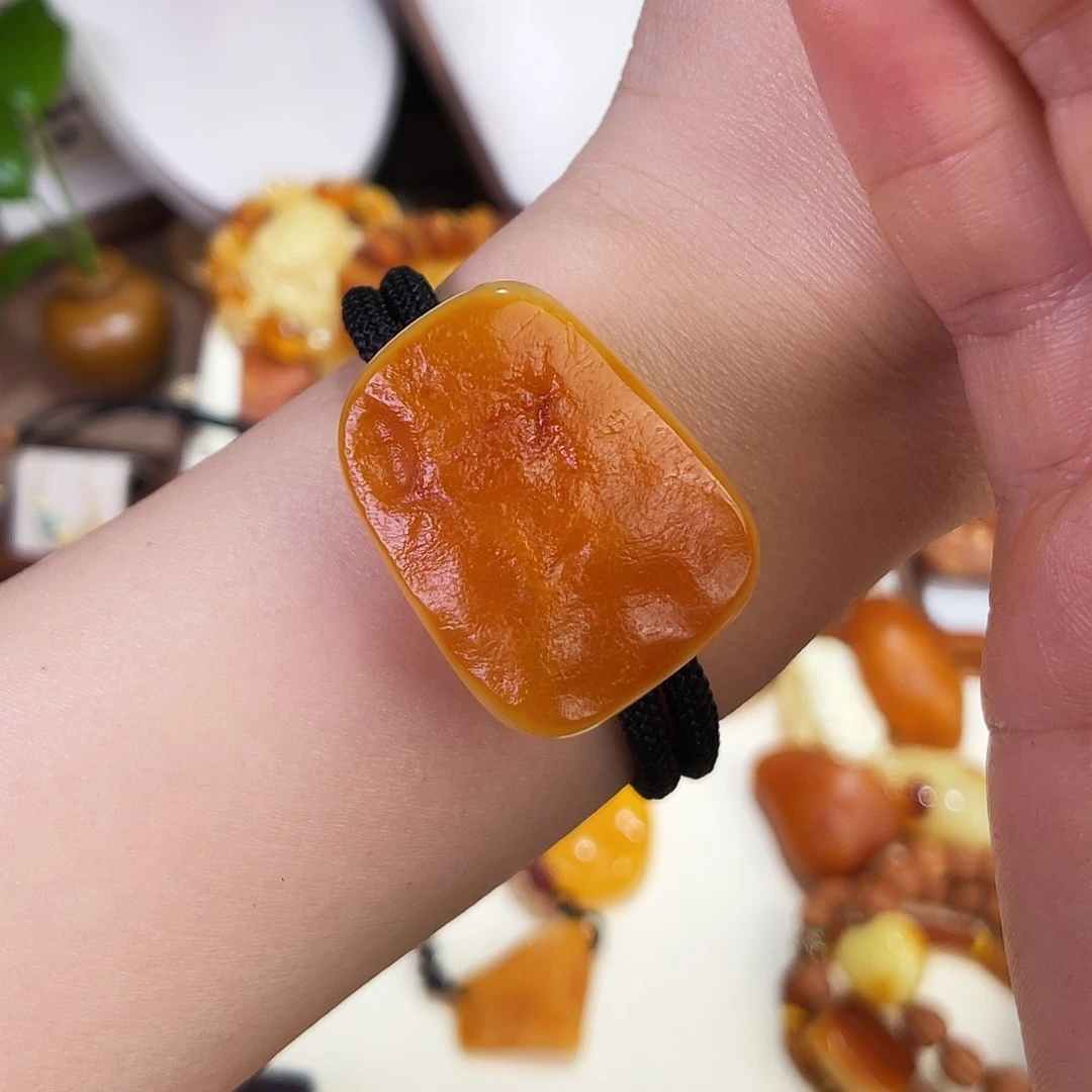 琥珀珠宝奇石未镶嵌。