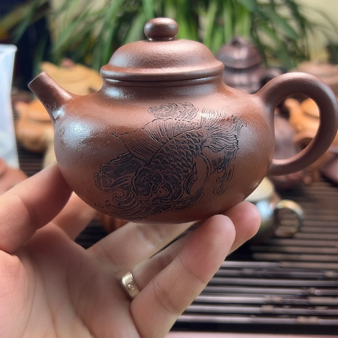 紫砂茶壶汾**生容天，底槽清