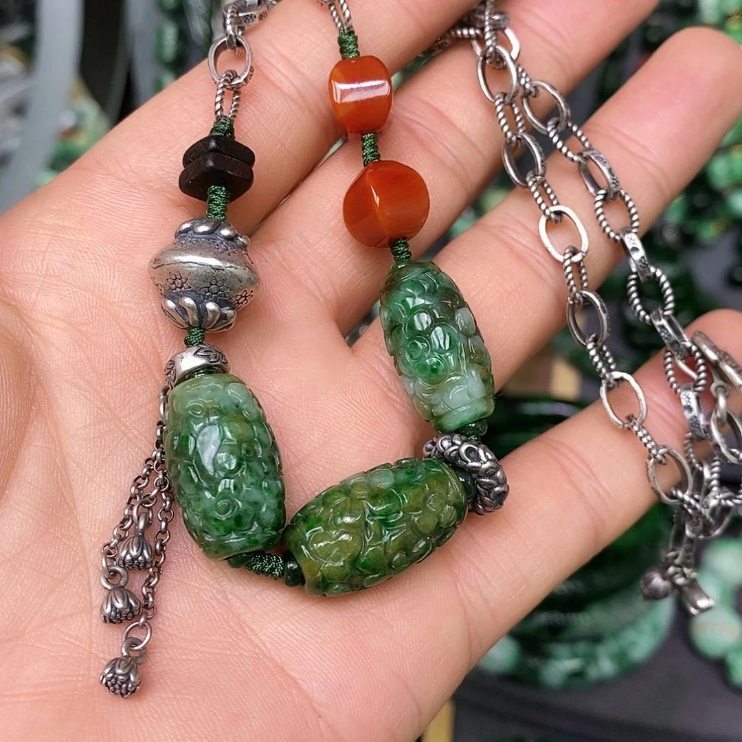 颈饰未镶嵌翡翠漂亮美眉