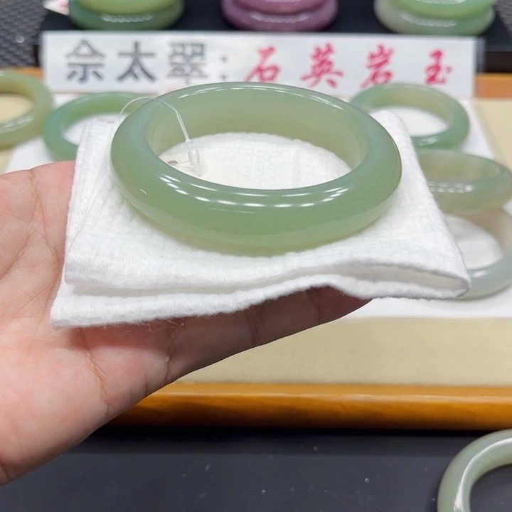 石英质玉手镯未镶嵌天****片