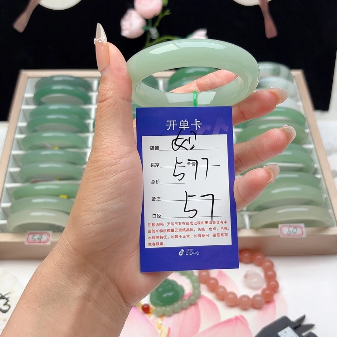 未镶嵌手镯石英质玉