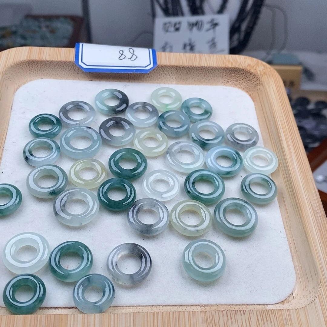 翡翠颈饰未镶嵌甜甜圈1个