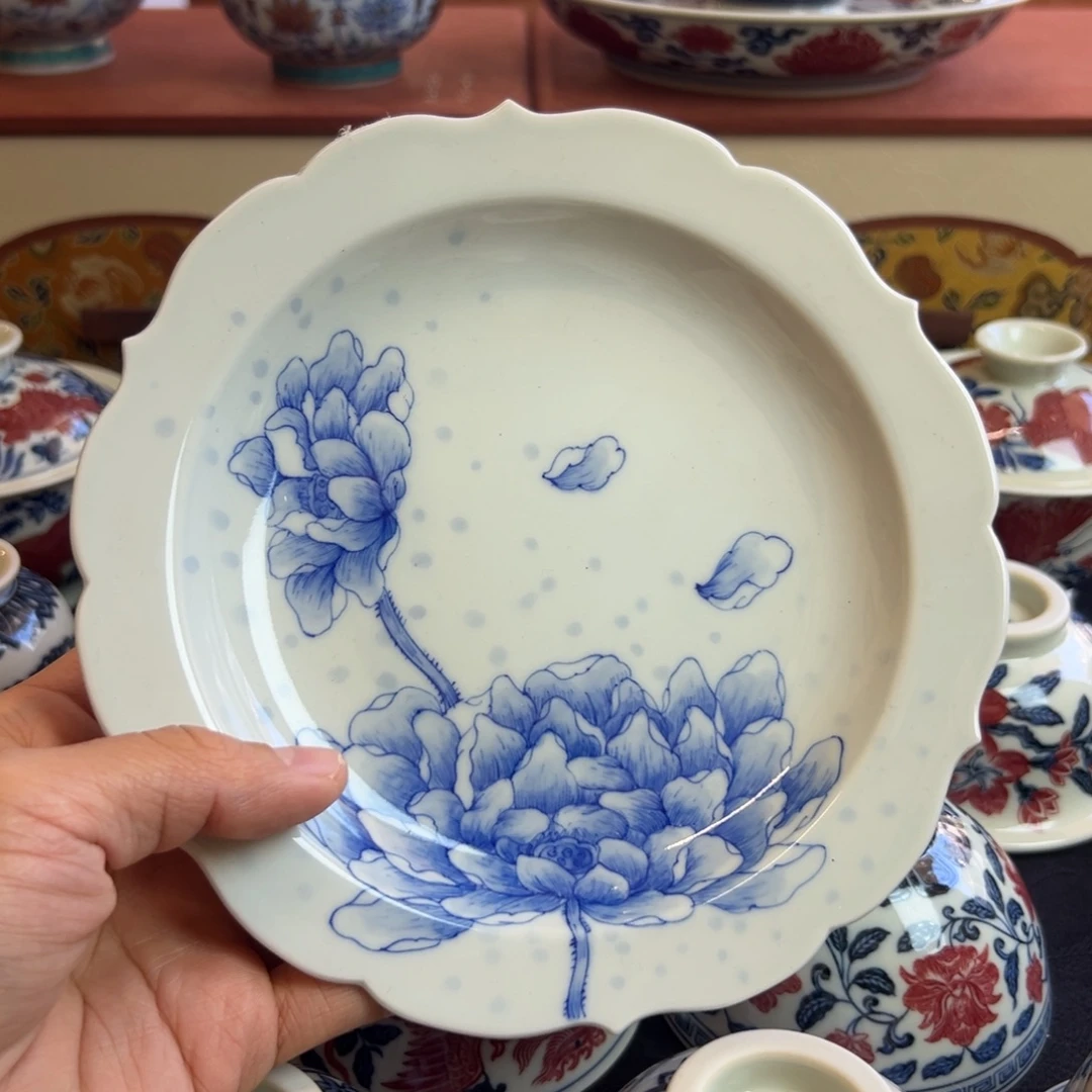 手绘荷花花口壶承