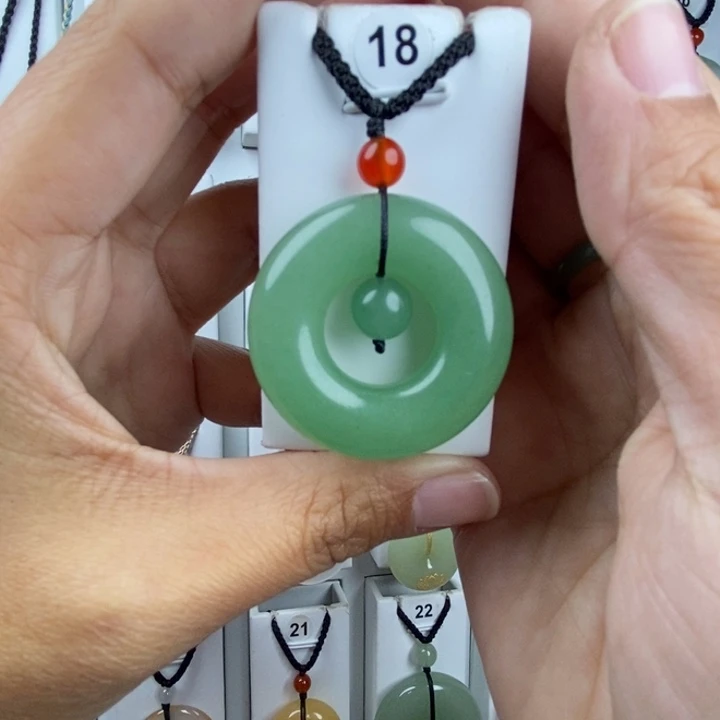 石英质玉未镶嵌颈饰