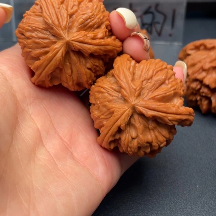 东***机文玩核桃吊坠白狮子