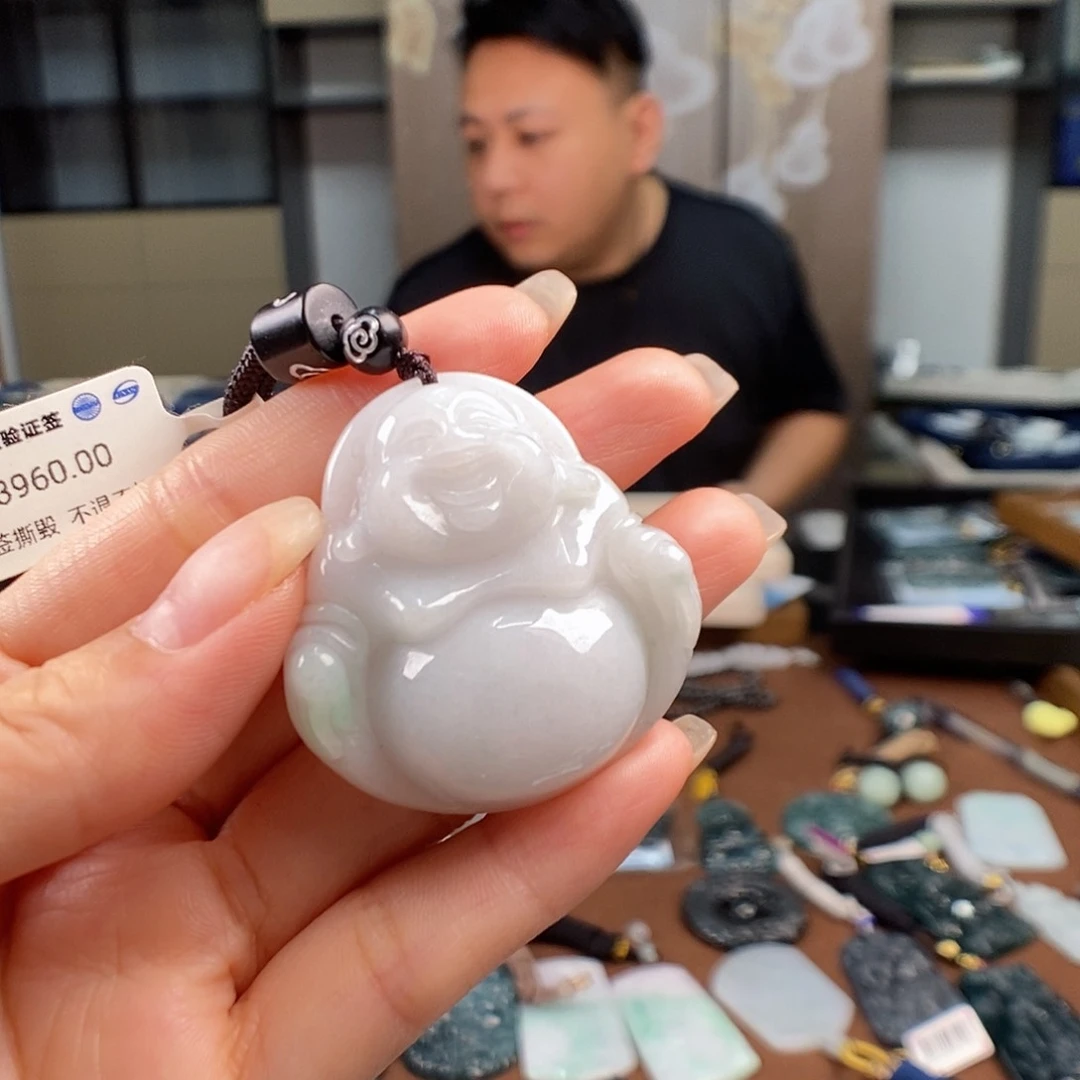 颈饰未镶嵌翡翠?**。一