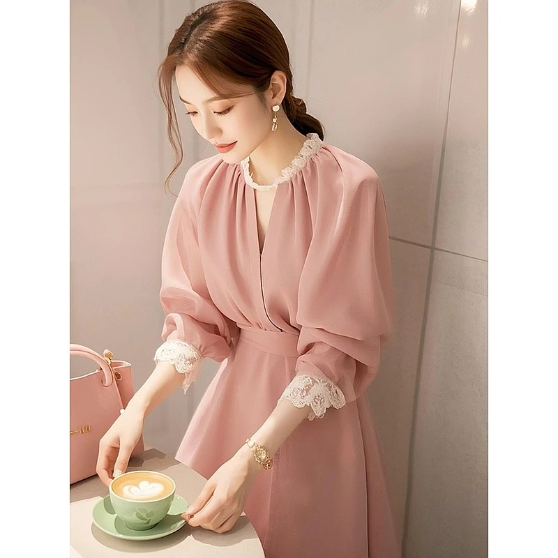 粉色蕾丝花边连衣裙女2025春季新款多巴胺法式穿搭气质收腰小裙子