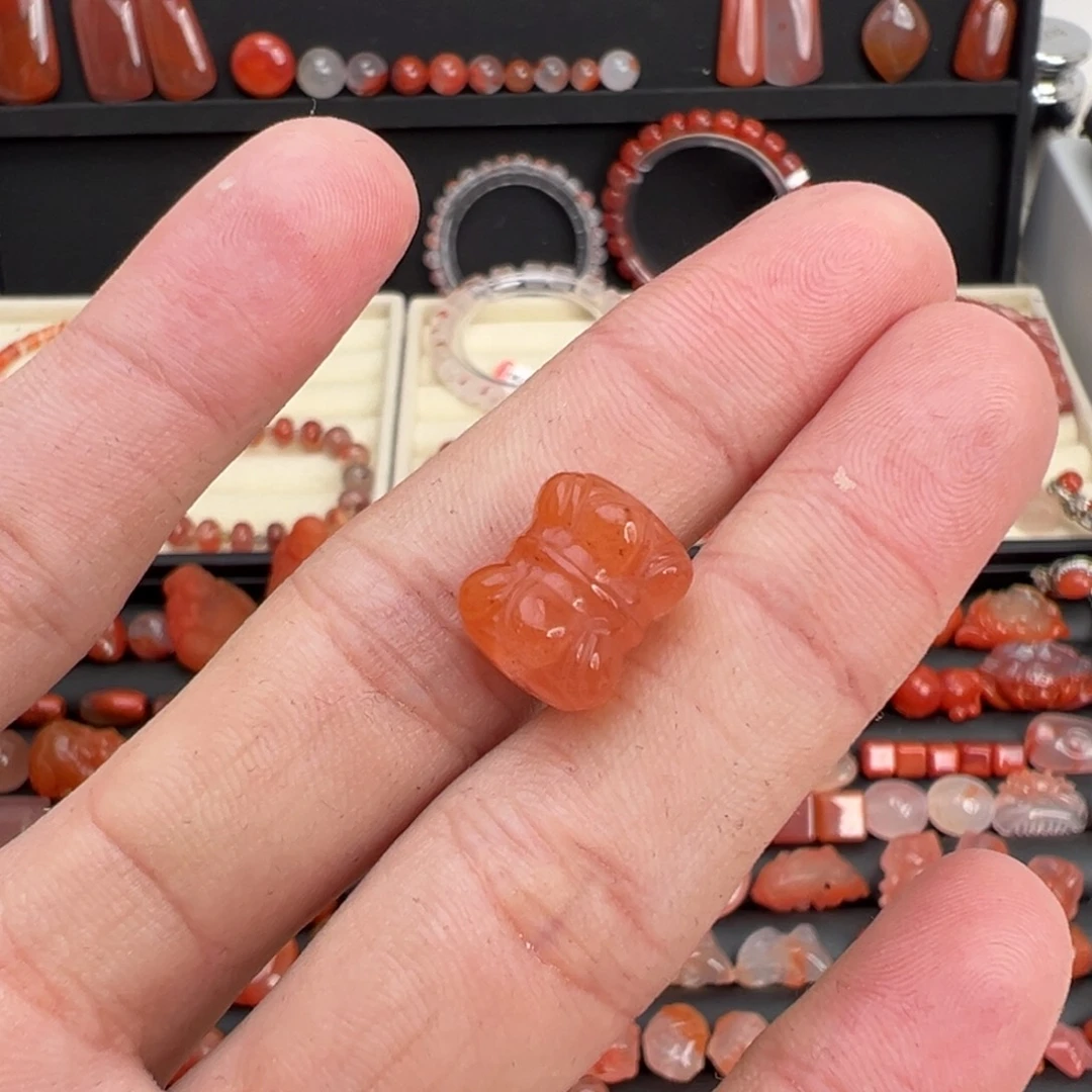 南红玛瑙未镶嵌颈饰并蒂莲