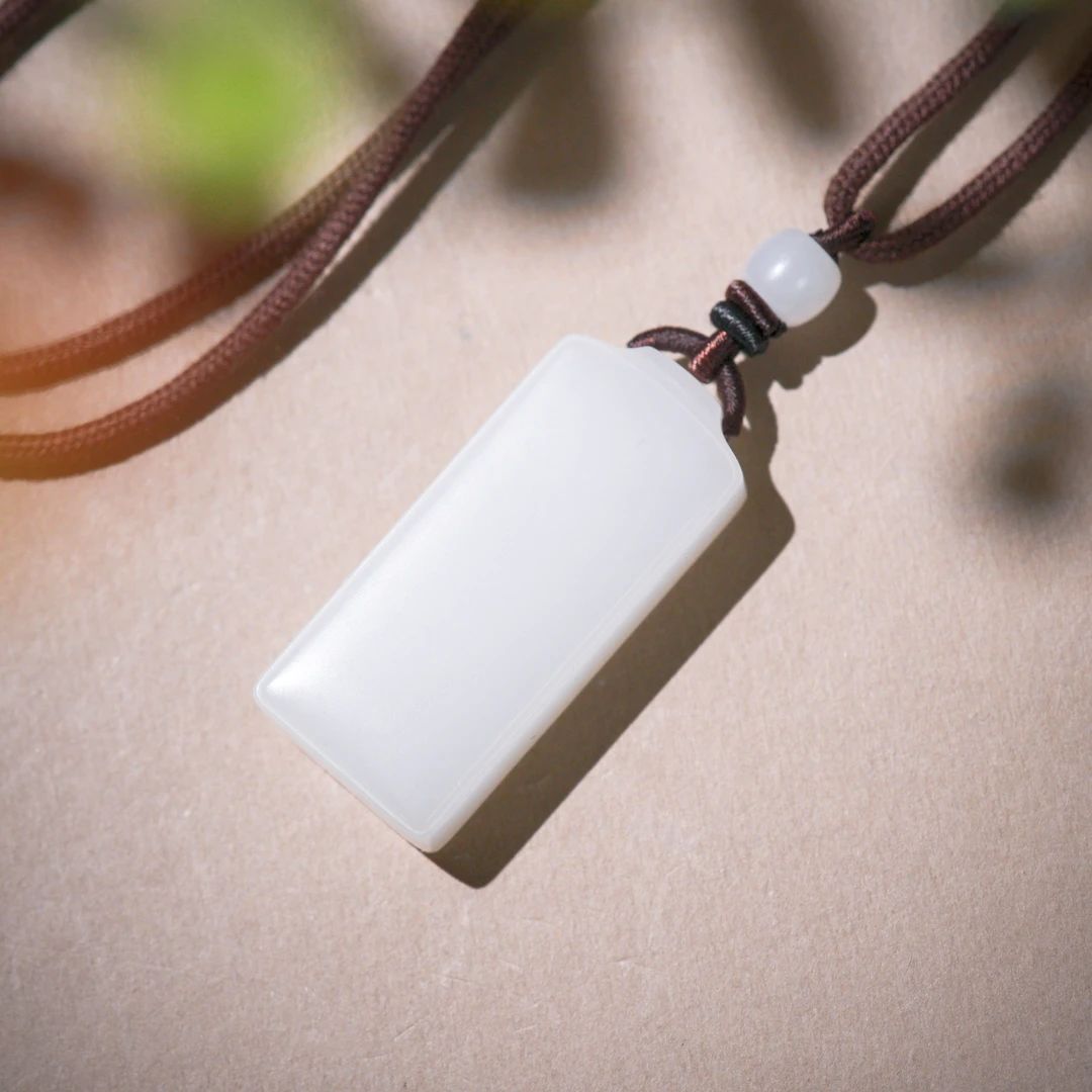 云曦·典藏级和田玉羊脂级老料无事牌AD2198尺寸约40*18*9MM