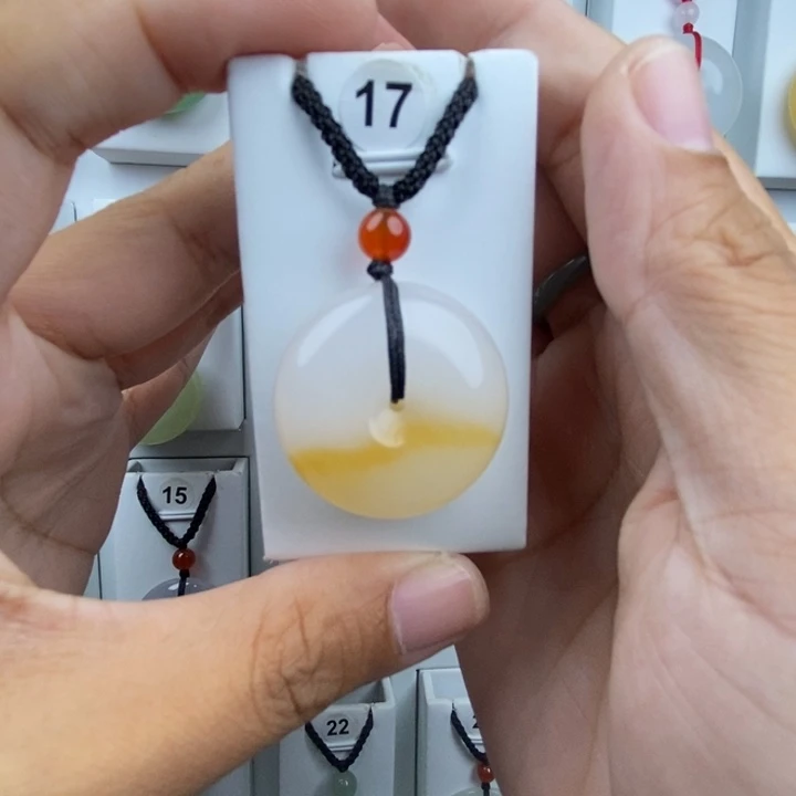 阳***人颈饰未镶嵌石英质玉