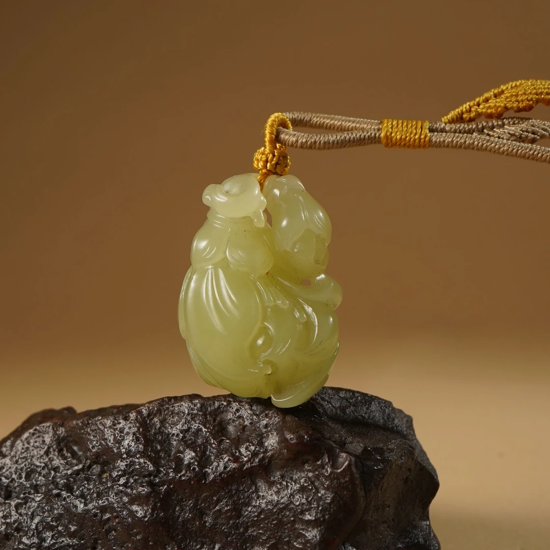 HM02202和田玉冰底黄口设计款吊坠